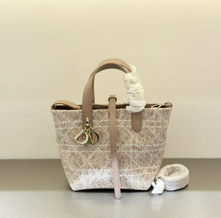 Picture of Dior Handbags _SKUfw239220101fw